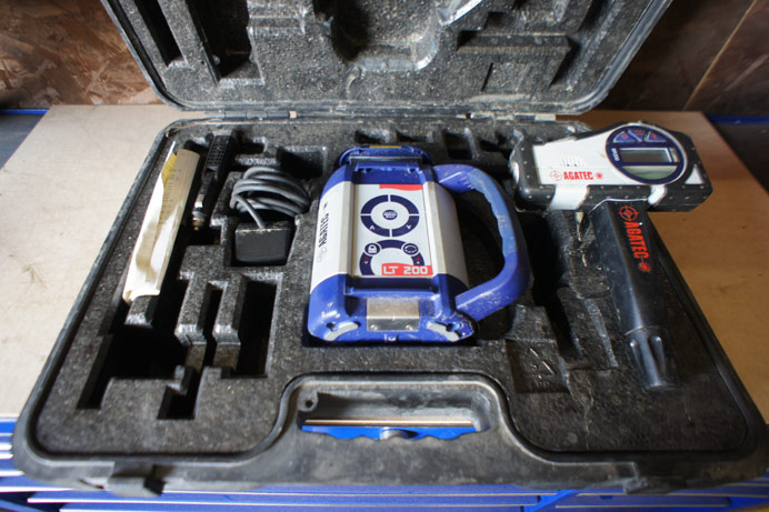 Agatec LT-200 self leveling laser level with stand